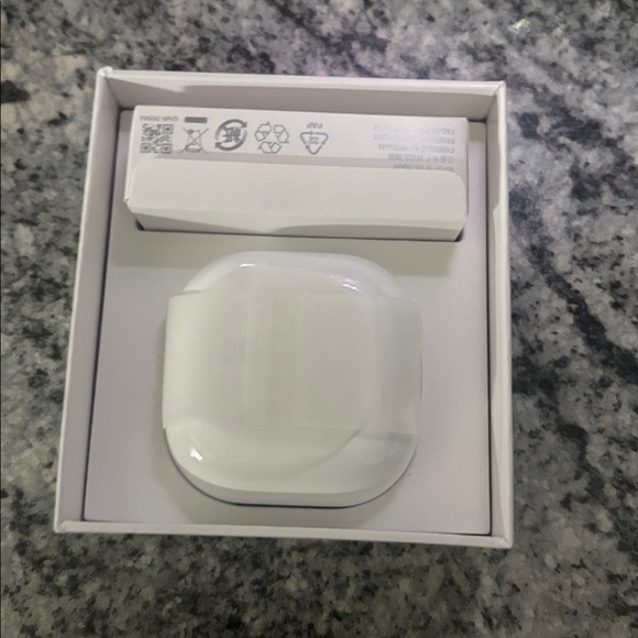 Samsung Galaxy Buds2 in Charcoal Black - Picture 2 of 2